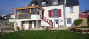 A pretty house on the island of BATZ facing the sea and 3 minutes from the beach
