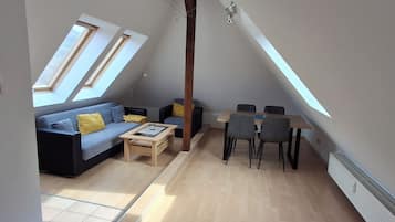 Een televisie, een open haard en een stereo