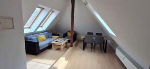 Fernseher, Kamin, Stereoanlage