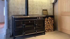 Een keuken met een inbouwfornuis, oven en een betegelde spatwand.