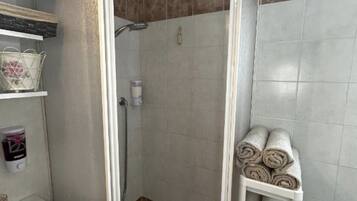 Een douche, een haardroger, een bidet, handdoeken