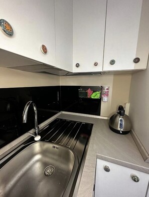 Kylskåp, mikrovågsugn, ugn och spishäll