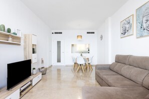 Una Smart TV, un reproductor estéreo