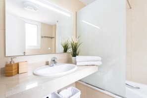 Hair dryer, towels, soap, shampoo - Great Ocean View Bungalow, terrace, BBQ, pool, garage, Sunset and sea view (Santiago del Teide)