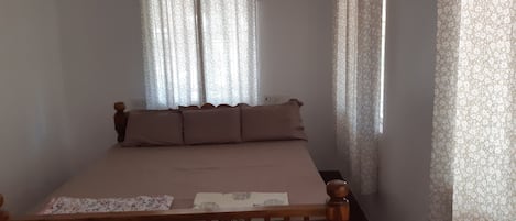 4 bedrooms, iron/ironing board, free WiFi, bed sheets