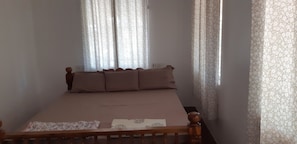 4 bedrooms, iron/ironing board, free WiFi, bed sheets - Villa Le Bonheur,  a friendly spacious, gated and fenced  house, good vibes. A b (Bommayapalayam)