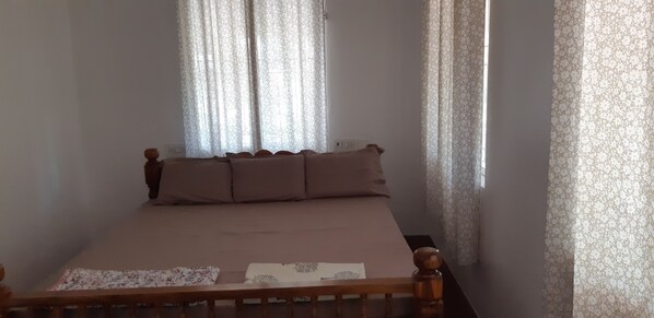 4 bedrooms, iron/ironing board, free WiFi, bed sheets