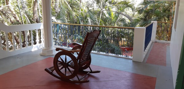 Terrace/patio - Villa Le Bonheur,  a friendly spacious, gated and fenced  house, good vibes. A b (Bommayapalayam)