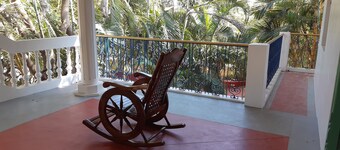 Villa Le Bonheur,  a friendly spacious, gated and fenced  house, good vibes. A b