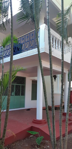 Exterior detail - Villa Le Bonheur,  a friendly spacious, gated and fenced  house, good vibes. A b (Bommayapalayam)