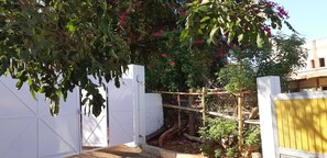 Property grounds - Villa Le Bonheur,  a friendly spacious, gated and fenced  house, good vibes. A b (Bommayapalayam)