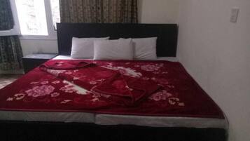 Deluxe Double Room | Iron/ironing board, free WiFi, bed sheets