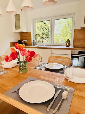 Fridge, oven, stovetop, dishwasher - "Alle_zusammen" - Modern and bright vacation apartment with large garden (Tating)
