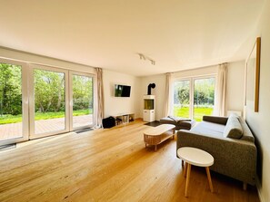 Smart-TV, Kamin, Bücher