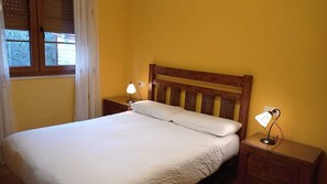 2 Schlafzimmer, Schreibtisch, Bügeleisen/Bügelbrett, WLAN