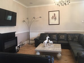 Casa, varias camas | Área de sala de estar