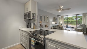 Condo, 2 phòng ngủ | Bếp riêng