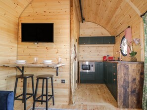 Fridge, electric kettle, toaster, cookware/dishes/utensils - Yealm (Plymouth)