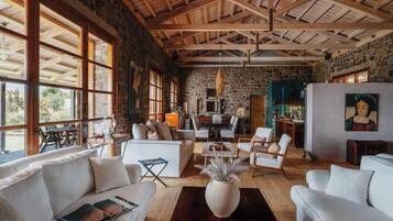 Smart TV 50-inci dengan saluran TV kabel, TV, dan perapian