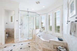 Combined shower/tub, hair dryer, towels - 💎All Decked Out, Destiny By The Sea Stunning, Unobstructed Gulf Views. Pool! (Destin)