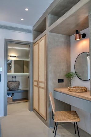 Suite, vue jardin | Coffres-forts dans les chambres, bureau, rideaux occultants