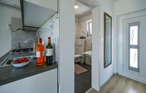 冷蔵庫、コンロ、コーヒー / ティーメーカー、調理器具と食器