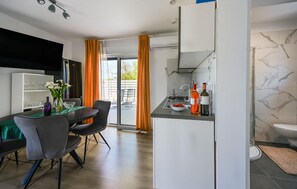 雪櫃、爐具、咖啡機/沖茶器、廚房用具/餐具/器皿