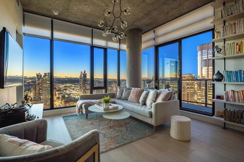 Classy & Comfortable Sub-Penthouse w Pool, AC