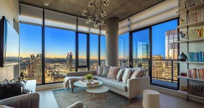 Classy & Comfortable Sub-Penthouse w Pool, AC
