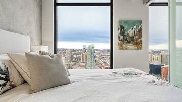 1 habitación, tabla de planchar con plancha y cuna de viaje