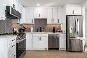 Refrigerador, microondas, horno y parrilla de estufa