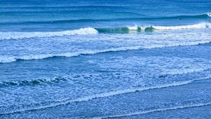 A view of the ocean with waves and surfers. - Tolcarne - Perranporth Cornwall (Perranporth)