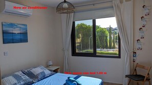 2 chambres, bureau, système d’insonorisation, fer et planche à repasser
