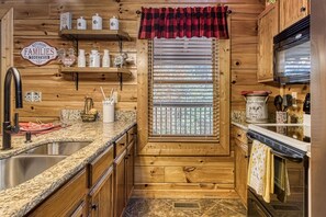 Microwave, dishwasher, coffee/tea maker, toaster - Rocky Top Heaven - Arcade Game, Resort Pool, $560 FREE tickets each paid day!!! (Sevierville)