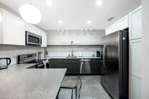 Kühlschrank, Mikrowelle, Ofen, Herdplatte