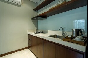 Luxury Villa | Private kitchen | Fridge, dishwasher, cookware/dishes/utensils