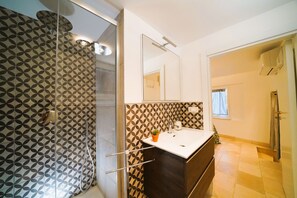 Secador de pelo, bidet, toallas, jabón