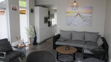 Een smart-tv en boeken