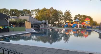 4 - person vacation home / chalet by the lake, Lathum, Netherlands, Netherlands