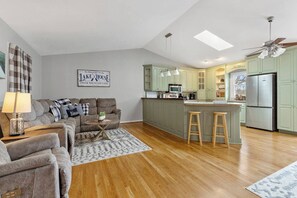 Smart TV, fireplace - Oak Hollow (Moneta)