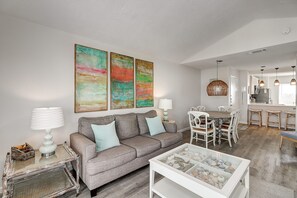 TV, fireplace - Salty Moose | 2BD Close To Whitecap Beach | Pool (Corpus Christi)