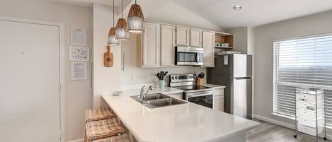 Kjøleskap, mikrobølgeovn, ovn og kokeplater