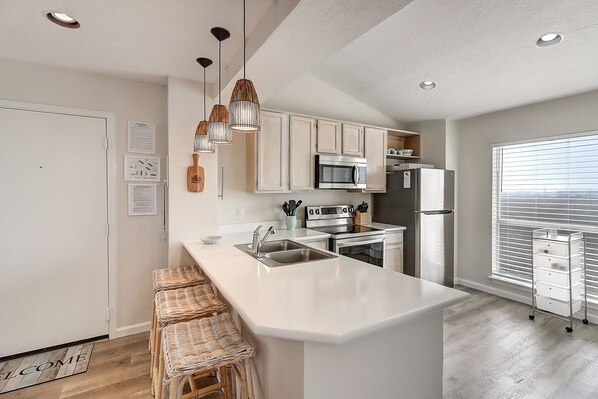 Refrigerador, microondas, horno, placa de cocina