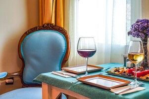 Basic Double Room | Living area