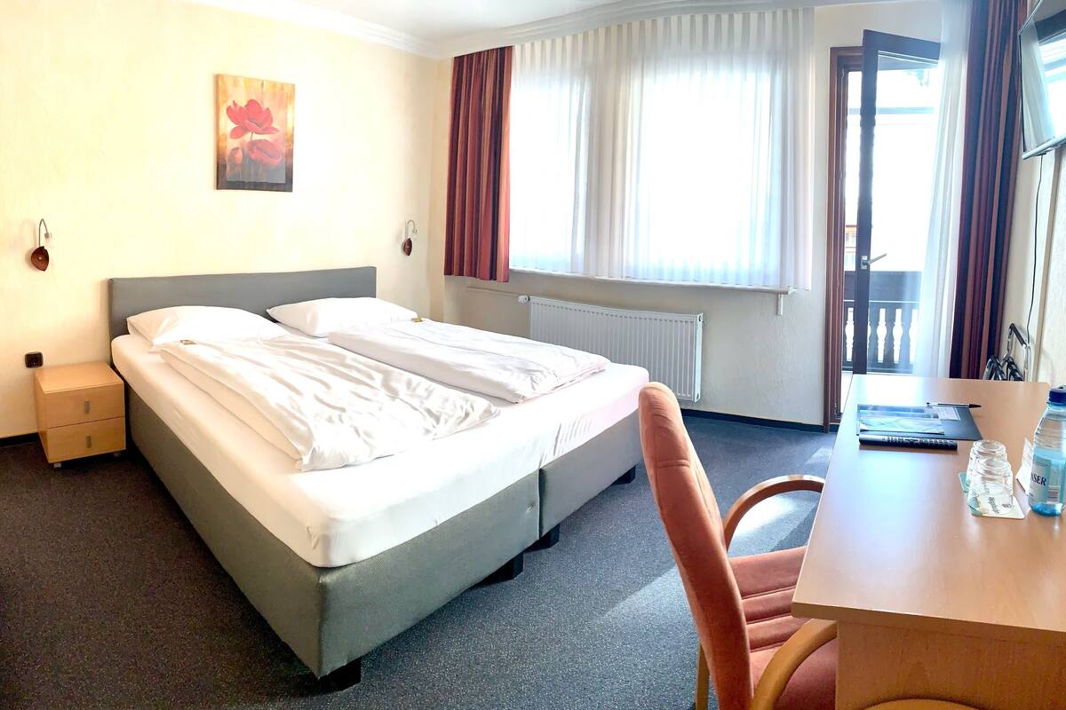 Hypo-allergenic bedding available, in-room safe, WiFi (free)