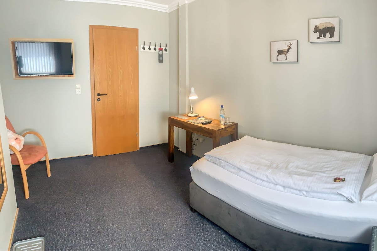 Ropa de cama hipoalergénica y caja de seguridad en la habitación