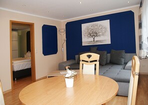 Ropa de cama hipoalergénica y caja de seguridad en la habitación 