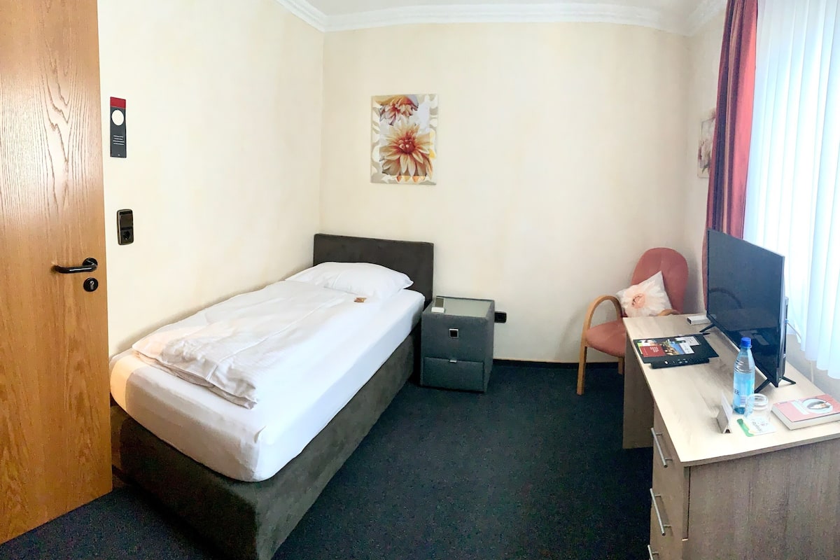 Ropa de cama hipoalergénica y caja de seguridad en la habitación