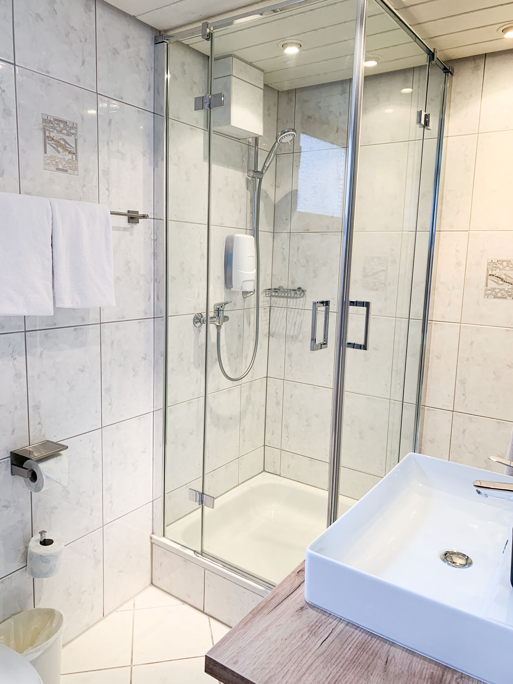Studio Suite | Bathroom | Shower, free toiletries, hair dryer, towels