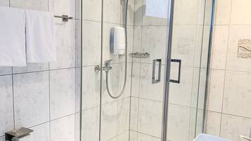 Studio Suite | Bathroom | Shower, free toiletries, hair dryer, towels